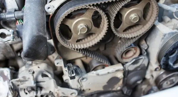 Silnik Ford Kuga 2.0 TDCI, widok na paski rozrządu. Zastanawiasz się, ile kosztuje wymiana rozrządu w tym modelu?