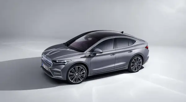 Elegancki, szary Skoda Enyaq z czarnym dachem, prezentujący swoje imponujące skoda enyaq wymiary.