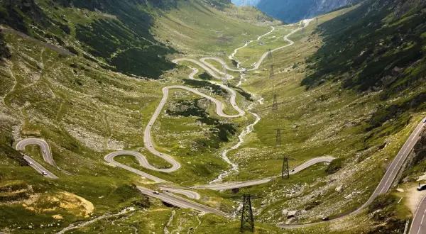 Najlepsze trasy motocyklowe w Rumunii - odkryj niebezpieczne drogi