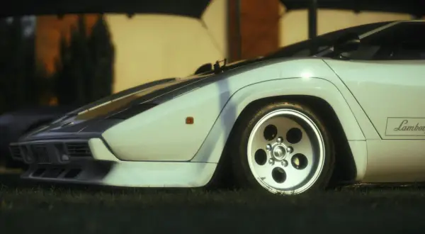 Białe, szybkie auta sportowe Lamborghini Countach na trawie. Ikona motoryzacji z lat 80.