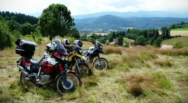 Najlepsze trasy motocyklowe w Czechach: malownicze drogi i praktyczne porady