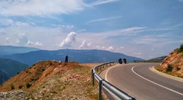 Najpiękniejsze trasy motocyklowe w Albanii: malownicze drogi i praktyczne porady