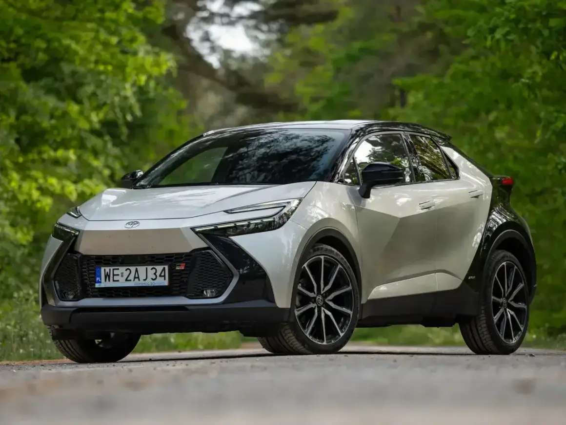 Nowy Toyota C-HR GR Sport w białym kolorze, zaparkowany na leśnej drodze. Zastanawiasz się nad jego **toyota chr spalanie**?