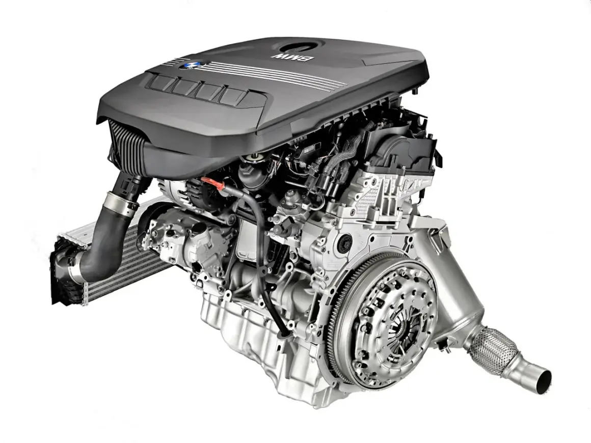 Silnik BMW M47 z turbosprężarką i elementami układu dolotowego.