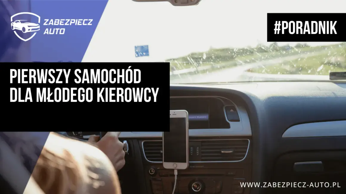 Pierwszy samochód dla młodego kierowcy. Widok z perspektywy kierowcy na deskę rozdzielczą, telefon na uchwycie i drogę przed autem.