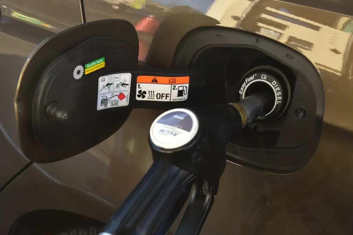 Pistolet do tankowania diesla wlewa paliwo do baku samochodu. Na klapce widać instrukcje i oznaczenie "Easy Fuel".