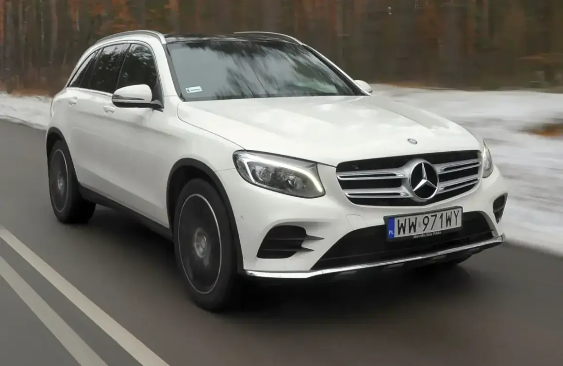 Biały Mercedes GLC na drodze. Zastanawiasz się, jaki silnik wybrać do tego modelu?