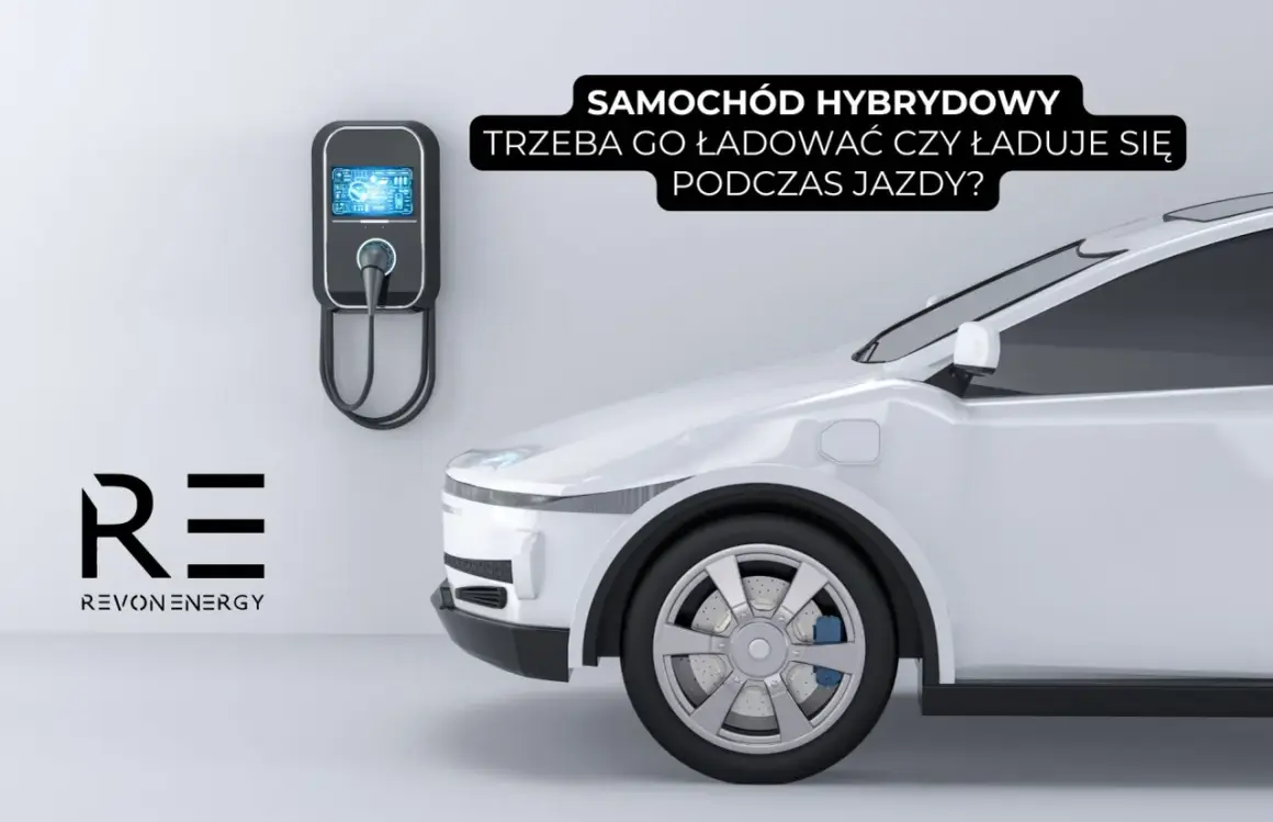 Biały samochód hybrydowy przy ładowarce ściennej. Czy trzeba go ładować, czy ładuje się podczas jazdy?