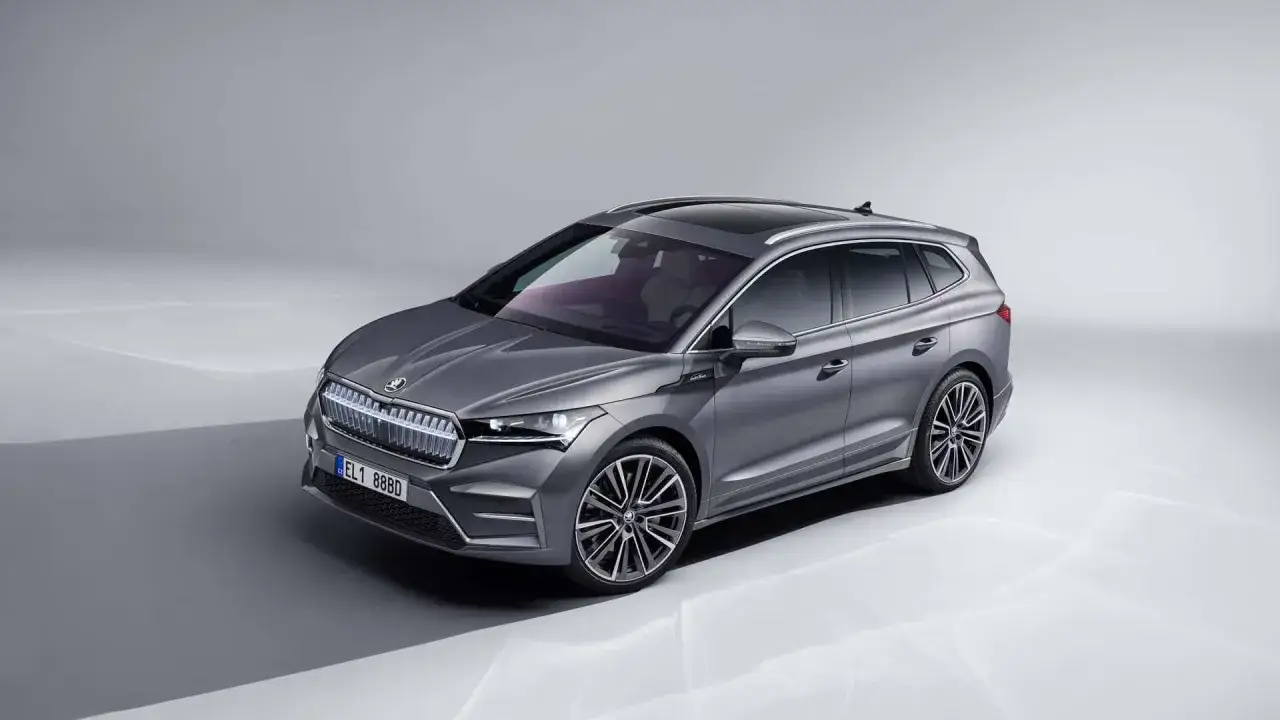 Elegancki, szary Skoda Enyaq z panoramicznym dachem. Sprawdź aktualną skoda enyaq cena i dostępne wersje.