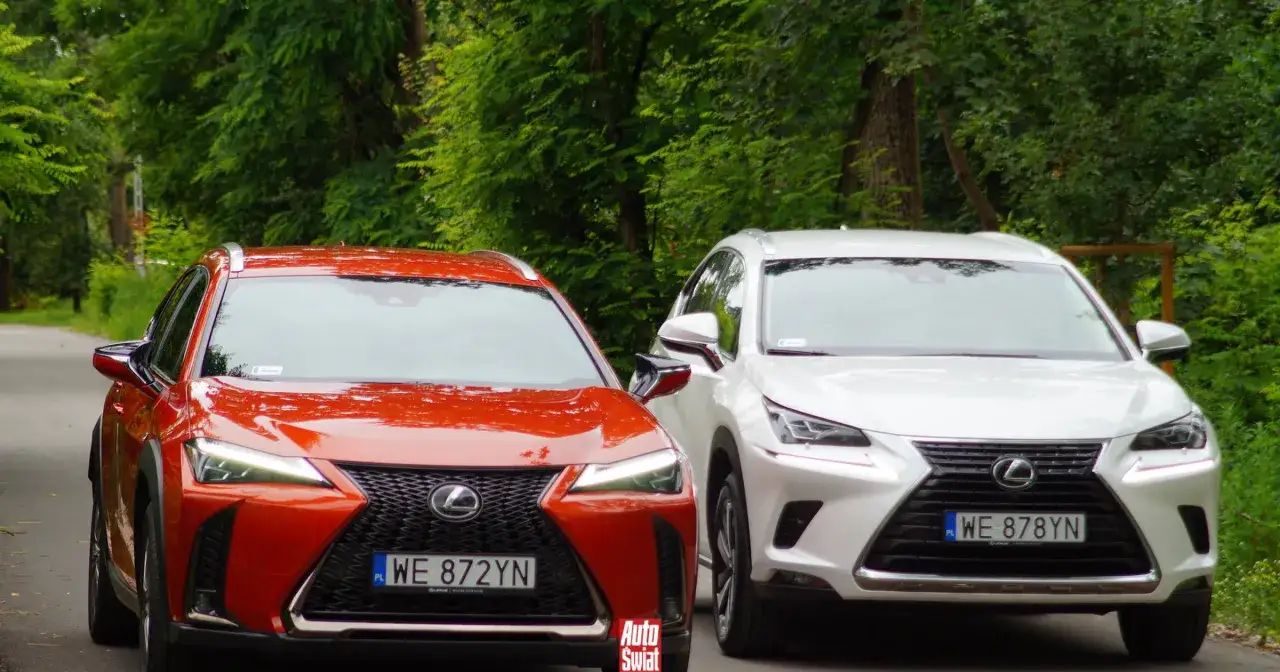 Dwa modele Lexus SUV: pomarańczowy UX i biały NX, stojące na drodze wśród zieleni.