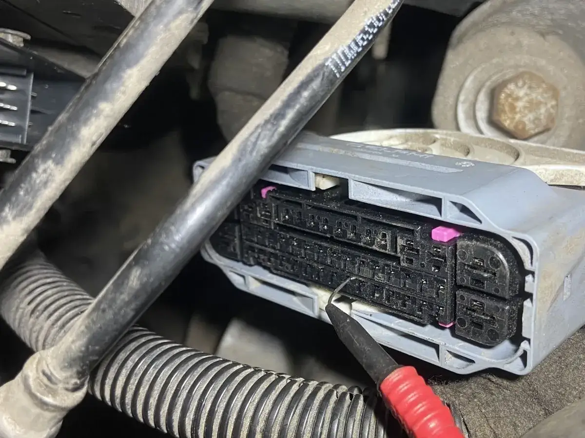 Diagnostyka błędu DTC U0415 Opel. Sprawdzanie wiązki elektrycznej przy złączu modułu sterującego.