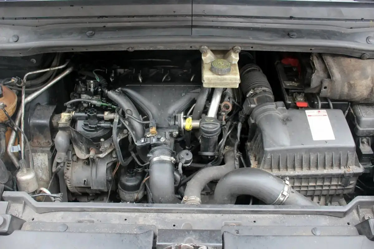 Silnik diesla 2.0 HDI z Citroen C4 Grand Picasso. Widoczne elementy układu dolotowego, paliwowego i chłodzenia.
