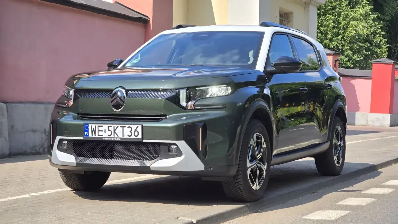 Nowy Citroën C3 Aircross w zielonym kolorze z białym dachem, zaparkowany na ulicy.