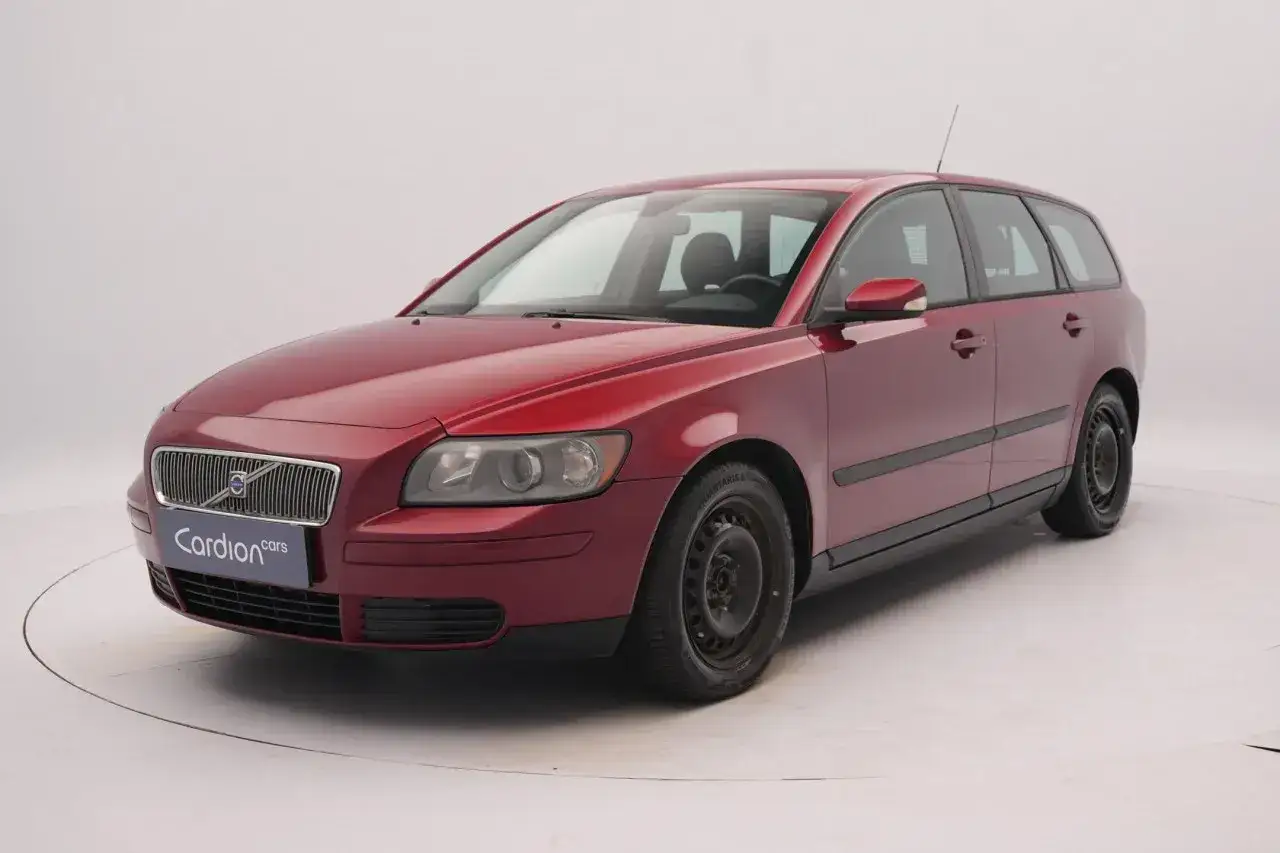 Czerwone Volvo V50 2.0D z czarnymi listwami i felgami, gotowe na nowe przygody.