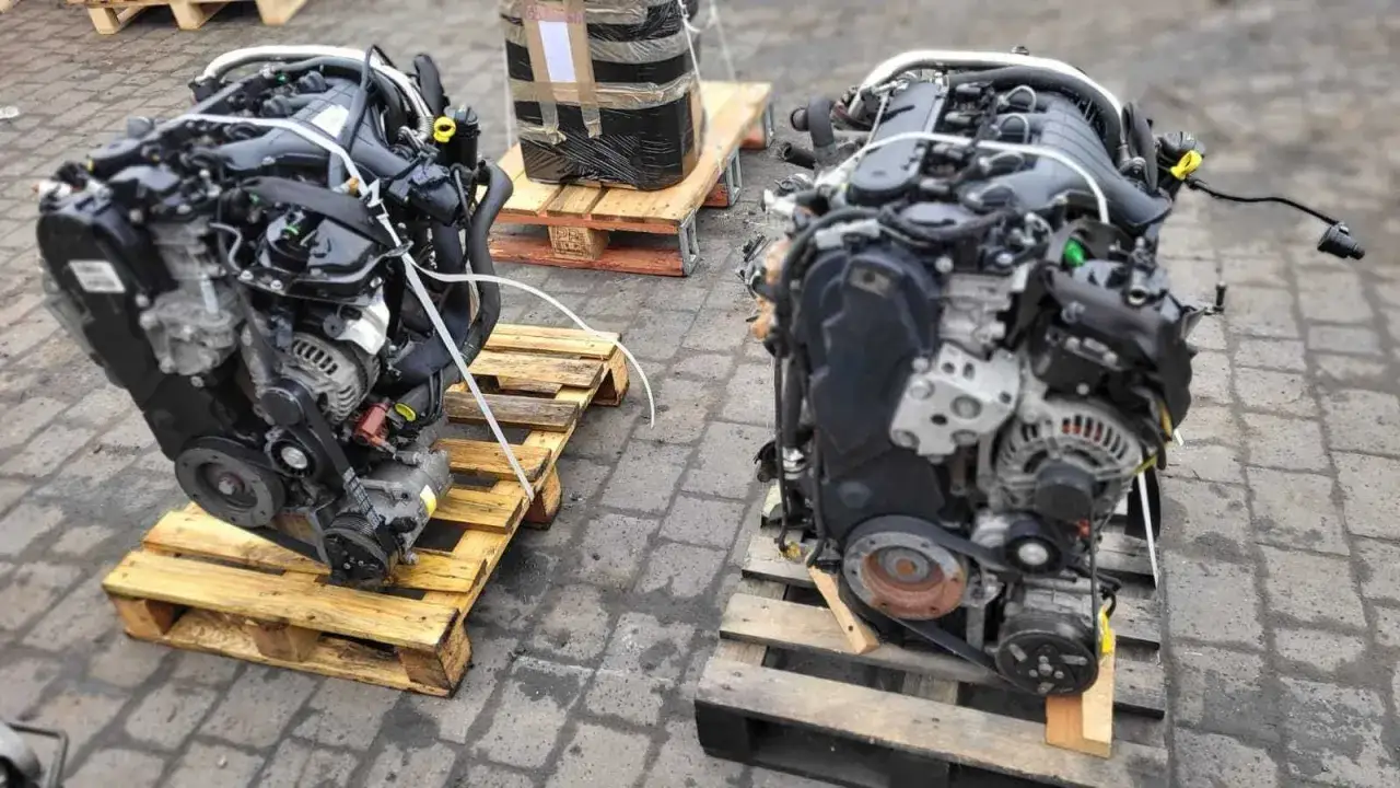 Dwa silniki do Volvo S40 2.0 diesel na paletach, gotowe do wysyłki.