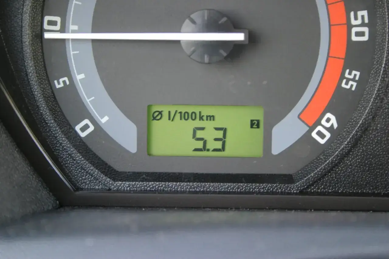 Wyświetlacz pokazuje, jak obliczyć spalanie: 5.3 l/100km.