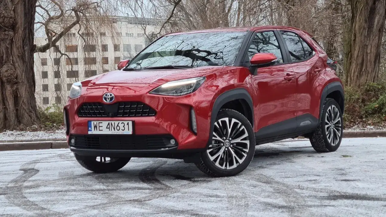 Czerwony Toyota Yaris Cross na śniegu. Zastanawiasz się nad jego spalaniem? Ten miejski SUV zaskakuje oszczędnością.