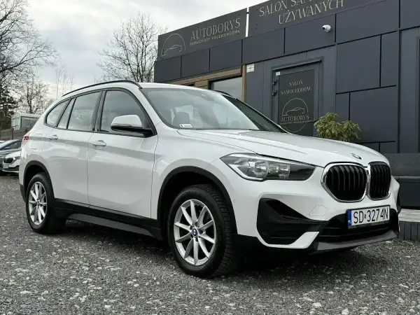 Białe BMW X1 2020 zaparkowane przed salonem samochodowym Autoborys.