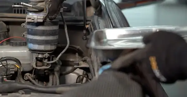 Gdzie jest filtr paliwa w toyota rav4 2.0 benzyna? Ważne informacje o lokalizacji