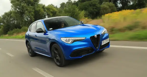Niebieskie Alfa Romeo Stelvio na drodze. Poznaj jego wymiary i poczuj wolność jazdy.