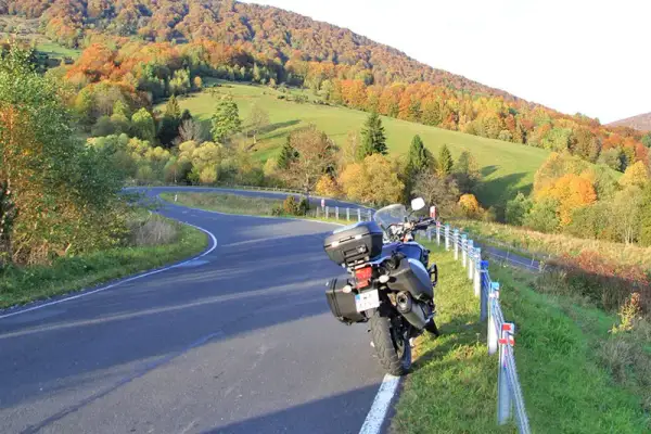 Najlepsze trasy motocyklowe na Kaszubach: atrakcje, bezpieczeństwo i praktyczne porady