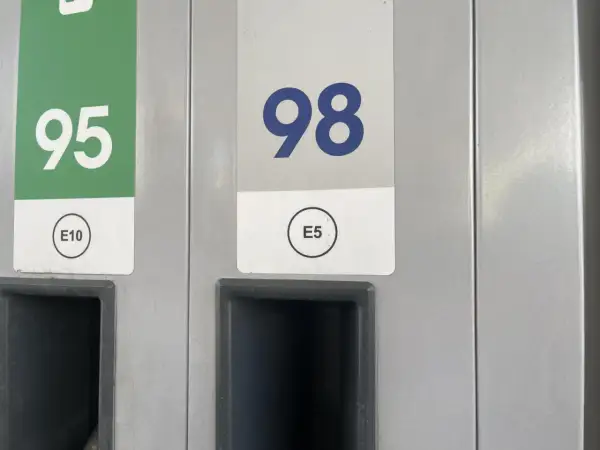 Dwa dystrybutory paliwa: jeden z numerem 95 i oznaczeniem E10, drugi z numerem 98 i oznaczeniem E5. Etylina 95 i 98.