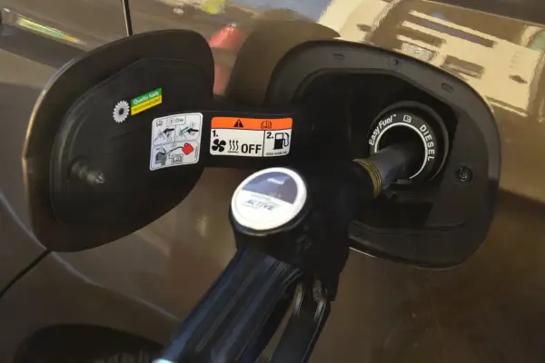 Pistolet do tankowania diesla wlewa paliwo do baku samochodu. Na klapce widać instrukcje i oznaczenie "Easy Fuel".