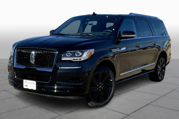 Elegancki, czarny Lincoln Navigator 2022 z chromowanymi detalami i czarnymi felgami.
