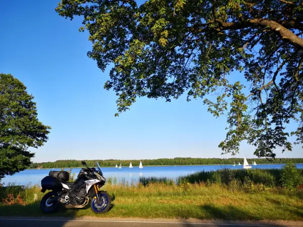 Najlepsze trasy motocyklowe w Mazurach – odkryj ukryte skarby